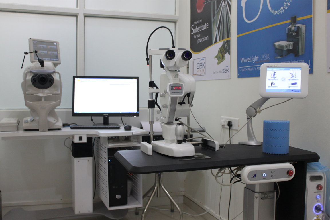 LASIK pre-operative diagnostic room at Insight Institute combining a corneal topographer, an autorefractor and a binocular slit-lamp on one workstation